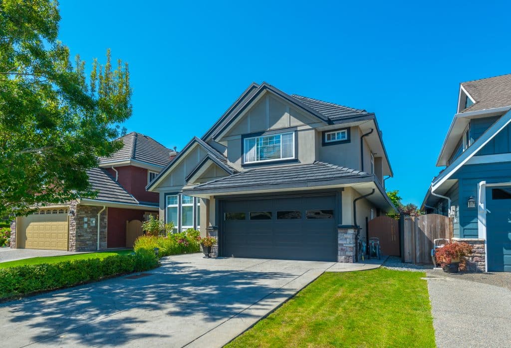 Big,Custom,Made,Luxury,House,With,Nicely,Landscaped,And,Trimmed